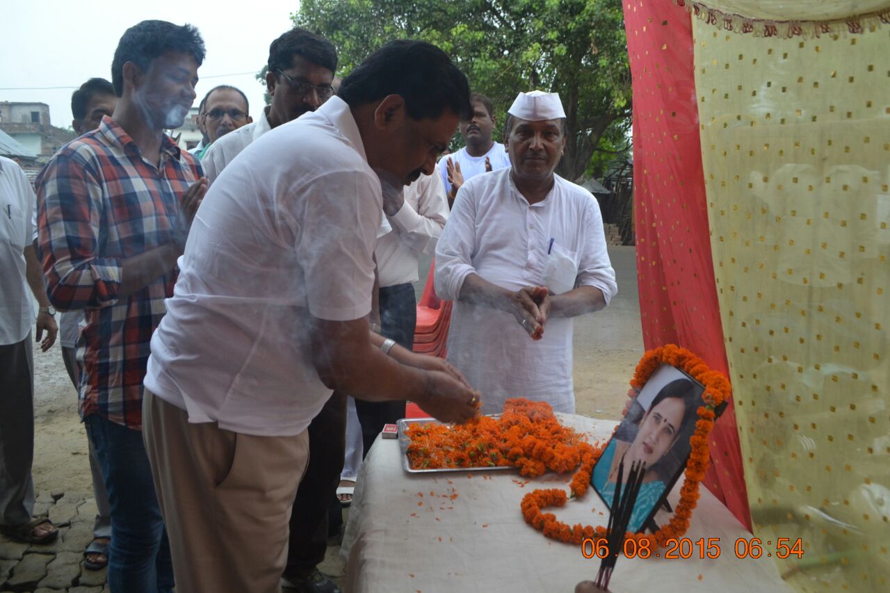 Madhepura DM. L.P.Chauhan paying homage to Geetanjali.