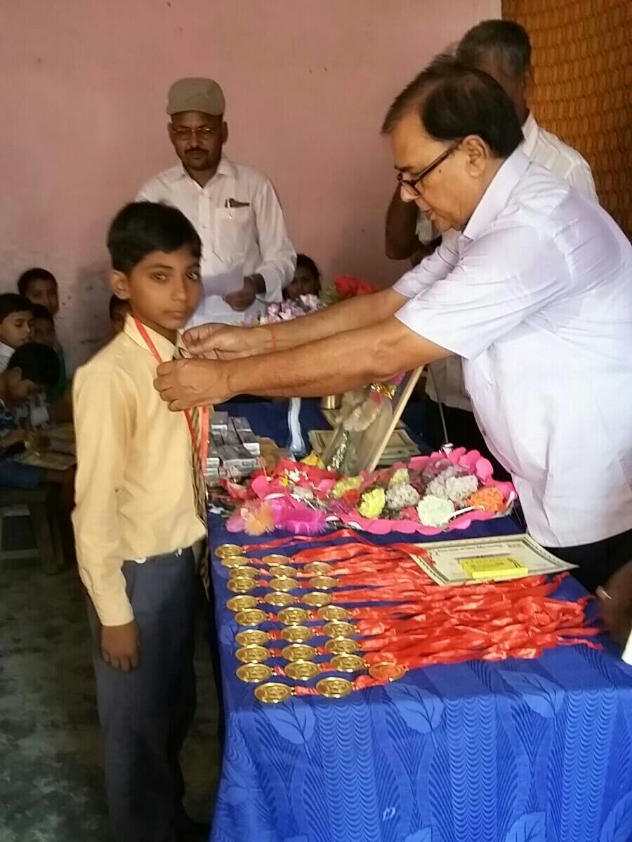 Dr.Madhepuri bestowing rewards to the winners of Abhayanand Mathematics Olympiad 2015.