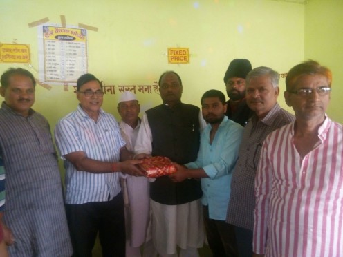 Dr.Bhupendra Madhepuri giving prize to a decent guy in presence of Madhepura Congress President and Ward Parshad Dhyani Yadav and other respectable citizens.