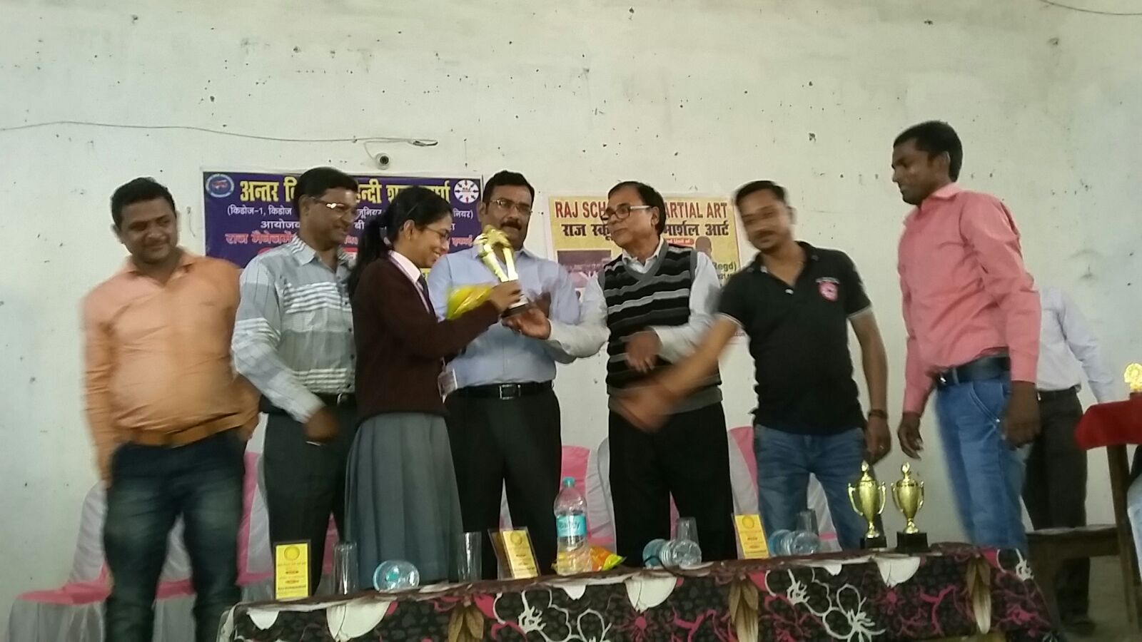 Manswi Anand from Kiran Public School receiving Champion Prize Cup by Dr.Madhepuri and SP Vikas Kumar .