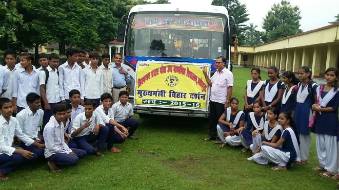 Dr.Bhupendra Narayan Yadav Madhepuri seeing Shivnandan Prasad Maldal students off for Bihar Darshan with victory sign.