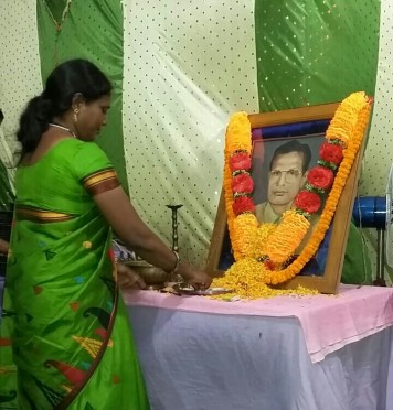 Prof.Reeta paying homage to Shikshak Shiv Kumar Yadav