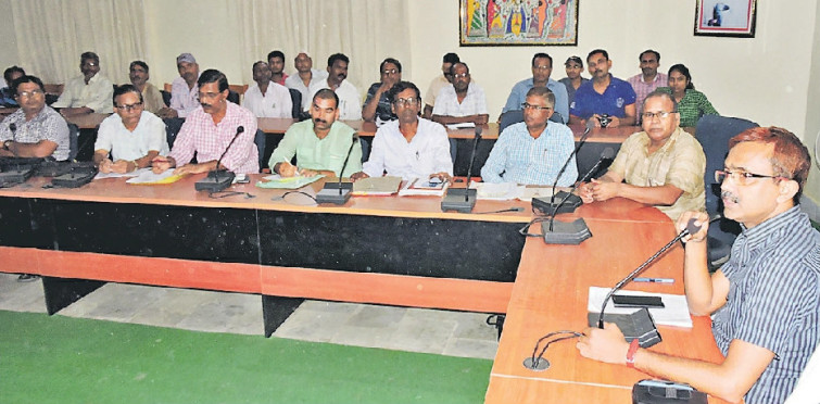 Madhepura DM Md.Sohail at Jhallu Babu Sabhagaar with High School Head Masters