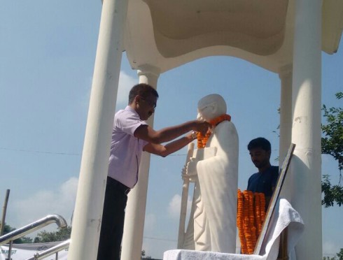 DM Madhepura Md.Sohail garlanding Mahatma Gandhi Statue at Samaharnalaya on the occasion of Gandhi Jayanti.