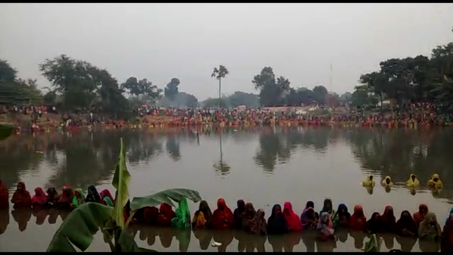Devoties celebrating Mahaparv Chhath at Jitwarpur Chauth Pokhar, Samastipur .