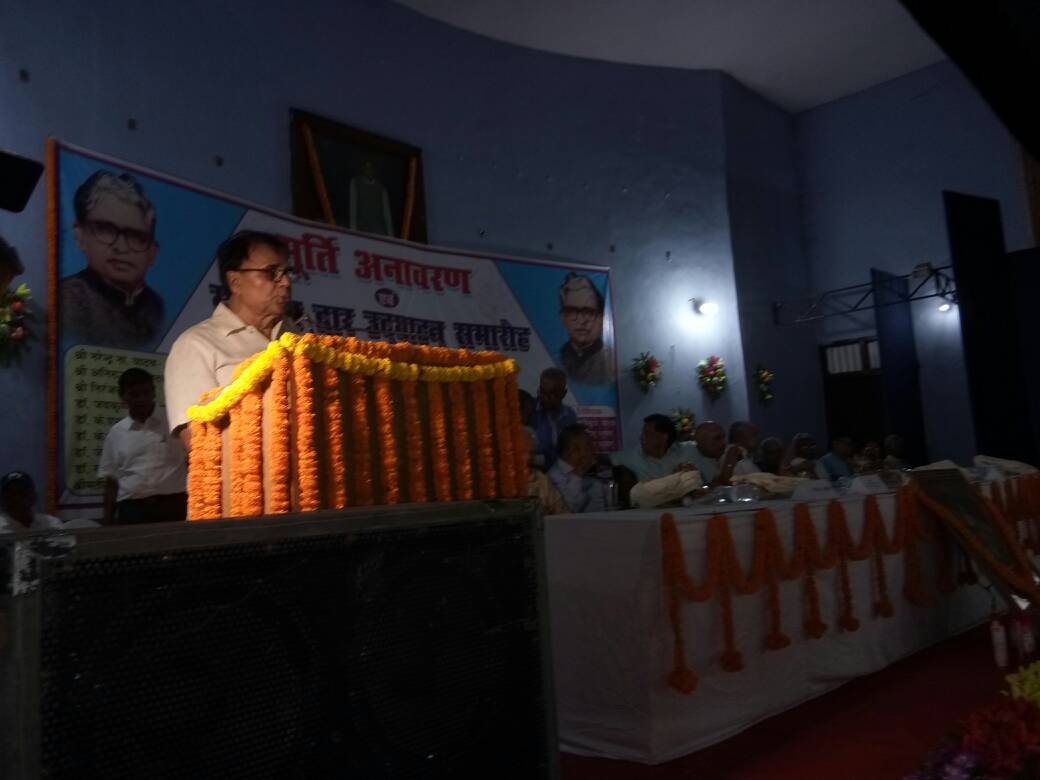 Dr.Bhupendra Madhepuri paying venerable tribute to his the then dutiful Principal Dr.M.P.Yadav on the occassion of Mahavir Dwar Udghatan and Pratima Anavaran by State Energy Minister Bijendra Prasad Yadav at T.P.College & B.N.M.U. Campus on 27th May, 2017 .