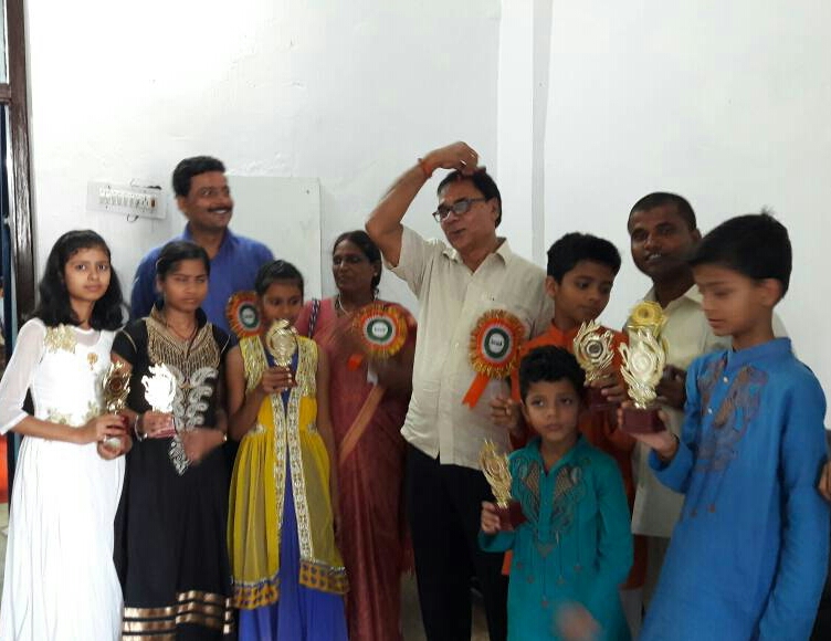 Dr.Madhepuri and Prof.Reeta Kumari from Parwati Science College encouraging the kids of Sadashiv Knowledge Temple for their grand presentation of "Mahavir Geet" in the Inaugural Function on 27th May 2017. 