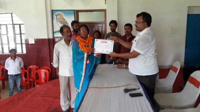 SDM cum Returning Officer Sanjay Kumar Nirala giving certificate to the elected ward commissioner Usha Devi W/O Sunil Kumar Gupta from ward number 20 , Madhepura .