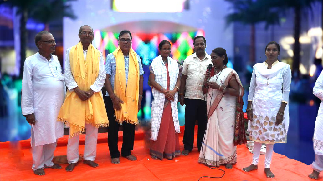 Samapankarta Samajsevi Dr.Bhupendra Madhepuri, State Patanjali Mahila Prabhari Dr.Veena Kumari and Patanjali Mandal Prabhari Chandeshwari Pd.Yadav being honoured by Zila Mihila Prabhari Prof.Reeta Kumari in presence of Ziladhyaksha Dr.Nand Kishor, Sah-Sanyojak Dr.N.K.Nirala, Mahamantri Rupam Kumari & others on the eve of Samapan Samaroh at Rasbihari Vidyalaya , Madhepura .