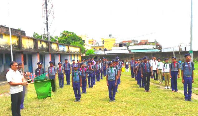 Educationist & Samajsevi Dr.Bhupendra Narayan Yadav Madhepuri showing Green Flag to Scout and Guide Trainees at Rasbihari School ground to serve the Flood Victims of Southern part of Madhepura district (Alamnagar , Chausa , Puraini etc)