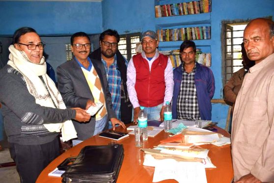 Educationist Dr.Bhupendra Narayan Yadav Madhepuri receiving a donation receipt from District Education Officer Ugresh Prasad Mandal in presence of Secratary Sandeep Shandilya, Prof.Pradeep Jha, Yadav Vikram and Kunal at District Central Library Madhepura.