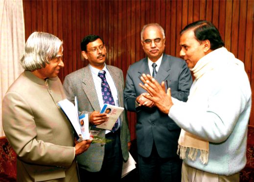 Dr.Bhupendra Narayan Yadav Madhepuri discussing some issues with President Dr.APJ Abdul Kalam in presence of Care Foundation Chairman Dr.Arun Tiwari