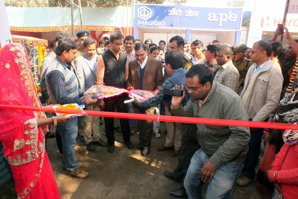 Samajsevi Dr.Bhupendra Madhepuri inaugurating stall along with DM Md.Sohail, SP Vikas Kumar and others at Singheshwar Mela .