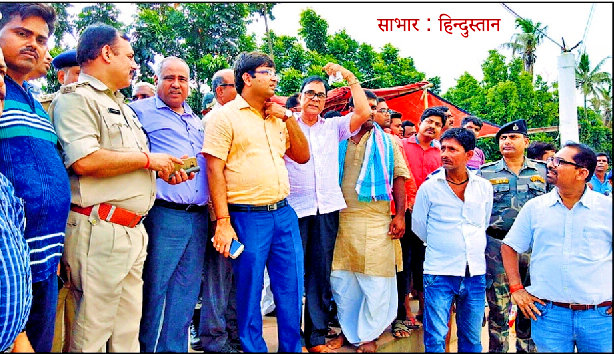 DM Navdeep Shukla (IAS), SP Sanjay Kumar (IPS), DDC Mukesh Kumar, SDM Vrindalal, SDPO Wasi Ahmad , K.K.Singh CO, Ajit Kumar BDO , Temple Trust Member Dr.Bhupendra Narayan Yadav Madhepuri, Saroj Singh, Upendra Rajak, Sanjeev Thakur and others discussing about the securities and amenities issues of upcoming Shravani Mela at Singheshwar Mandir.