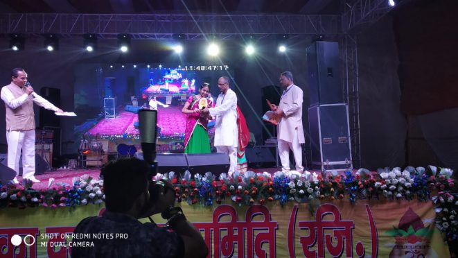 Dancer Masum Navya from Madhepura is being rewarded at Patna.