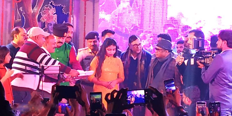 Samajsevi Sahityakaar Dr.Bhupendra Madhepuri in between the famous Bollywood Singer Md.Aziz and Kolkatta Kokila Arpita , BNMU Registrar Colonel Neeraj Kumar, SDM Vrindalal , SDPO Md.Wasi Ahmad, NDC Dr.Rajneesh Rai and others arranging to honour the great singers Md.Aziz , Arpita & others on the occasion of Samapan Samaroh of 1st Gopastmi Mahotsav at Gaushala Campus , Madhepura.