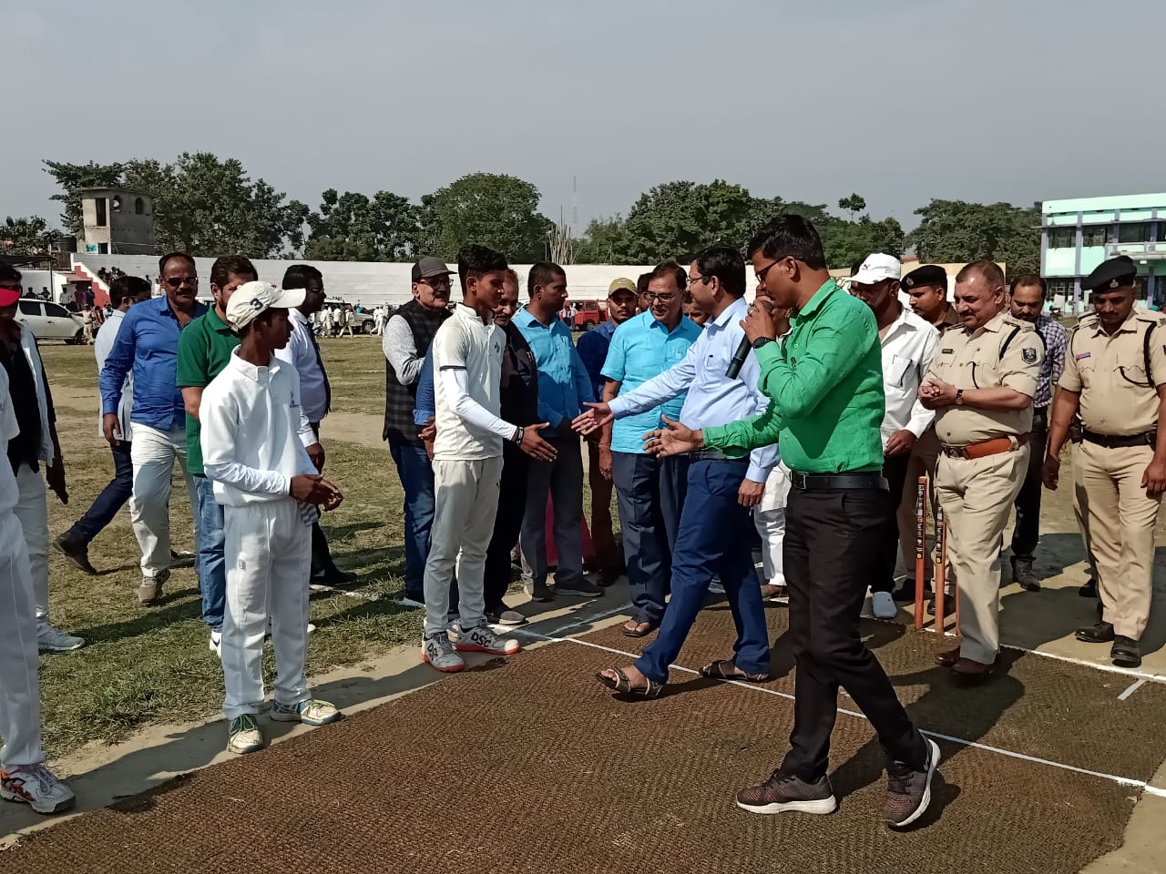 DM Navdeep Shukla get acquainted with the players along with SP Sanjay Kumar, Dr.Bhupendra Madhepuri, Manch Sanchalak Arun Kumar & others on the Cricket Pitch.