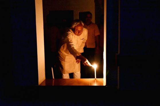 bihar-chief-minister-nitish-kumar-lights-candles- @ 9pm