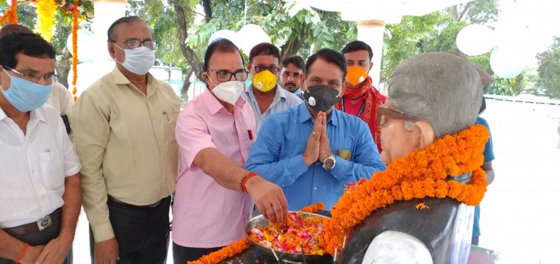 Dr.Bhupendra Narayan Yadav Madhepuri, VC Dr.Gyananjay Dwivedi, Senator Dr.Naresh Kumar, Prof.Arun Kumar and others paying homage to Vishwakarma of TP College Dr.Mahavir Prasad Yadav on 24th death anniversary at BNMU Campus Madhepura.