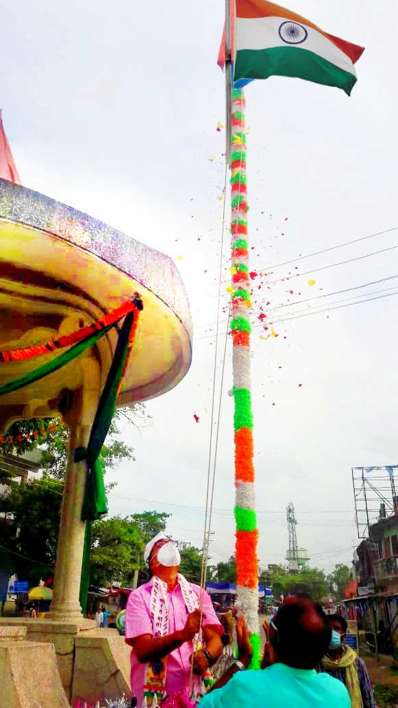 Samajsevi-Sahityakar Dr.Bhupendra Narayan Yadav Madhepuri hoisted national flag Tiranga at Bhupendra Chowk, Madhepura.