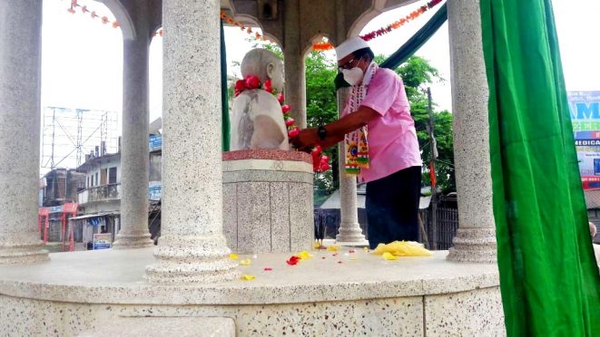 Prof.(Dr.)Bhupendra Narayan Madhepuri hoisting national flag at Bhupendra Chowk Madhepura on the occasion of 74th Independence Day.