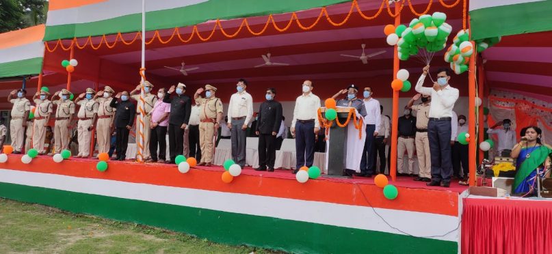 DM Navdeep Shukla, Samajsevi Dr.Bhupendra Madhepuri, SP Sanjay Kumar and other offers at BN Mandal Stadium on 15th August.
