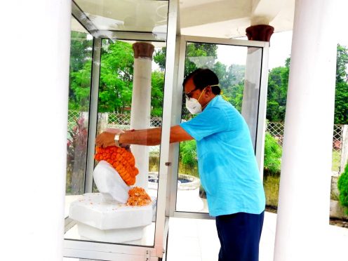Samajsevi Dr.Bhupendra Madhepuri paying homage to Mahatma Gandhi on 2nd October 2020 at Dak Bungalow Madhepura.