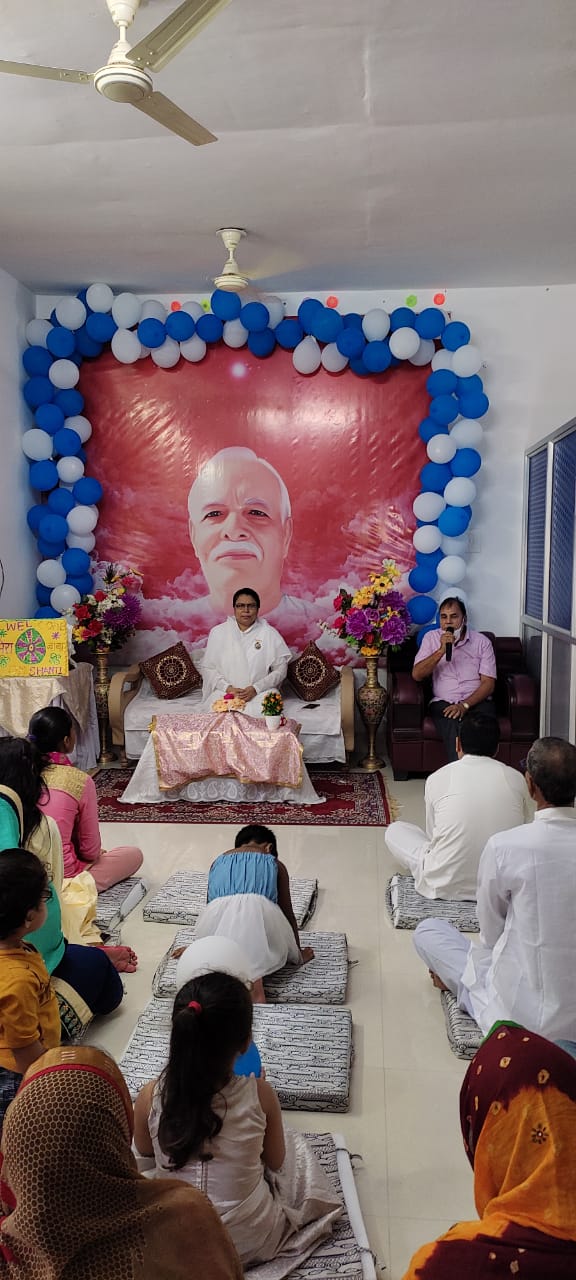 Shikshavid Dr.Bhupendra Madhepuri addressing devotees on the occasion of Raksha Bandhan celebration at Sukh Shanti Bhawan Madhepura. 
