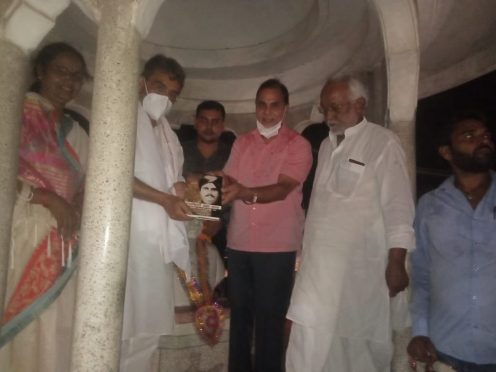Dr.B.N.Yadav Madhepuri, Upendra Kushwaha, Guddi Devi and others at Bhupendra Chowk.