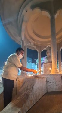 Samajsevi Shikshavid Dr.Bhupendra Narayan Yadav Madhepuri liting candles and diya at Bhupendra Chowk on the occasion of Dipawali.