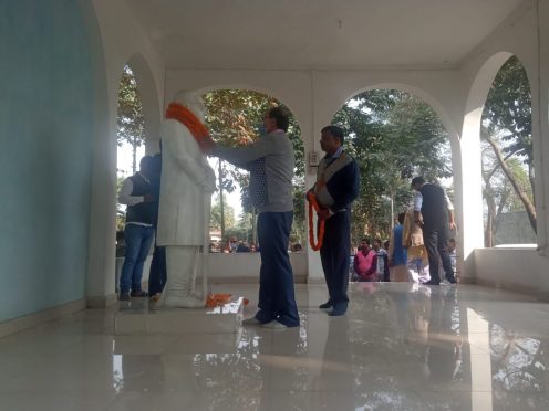Dr.Bhupendra Narayan Yadav Madhepuri paying homage to Bhimrao Ambedkar at samaharnalaya Madhepura.