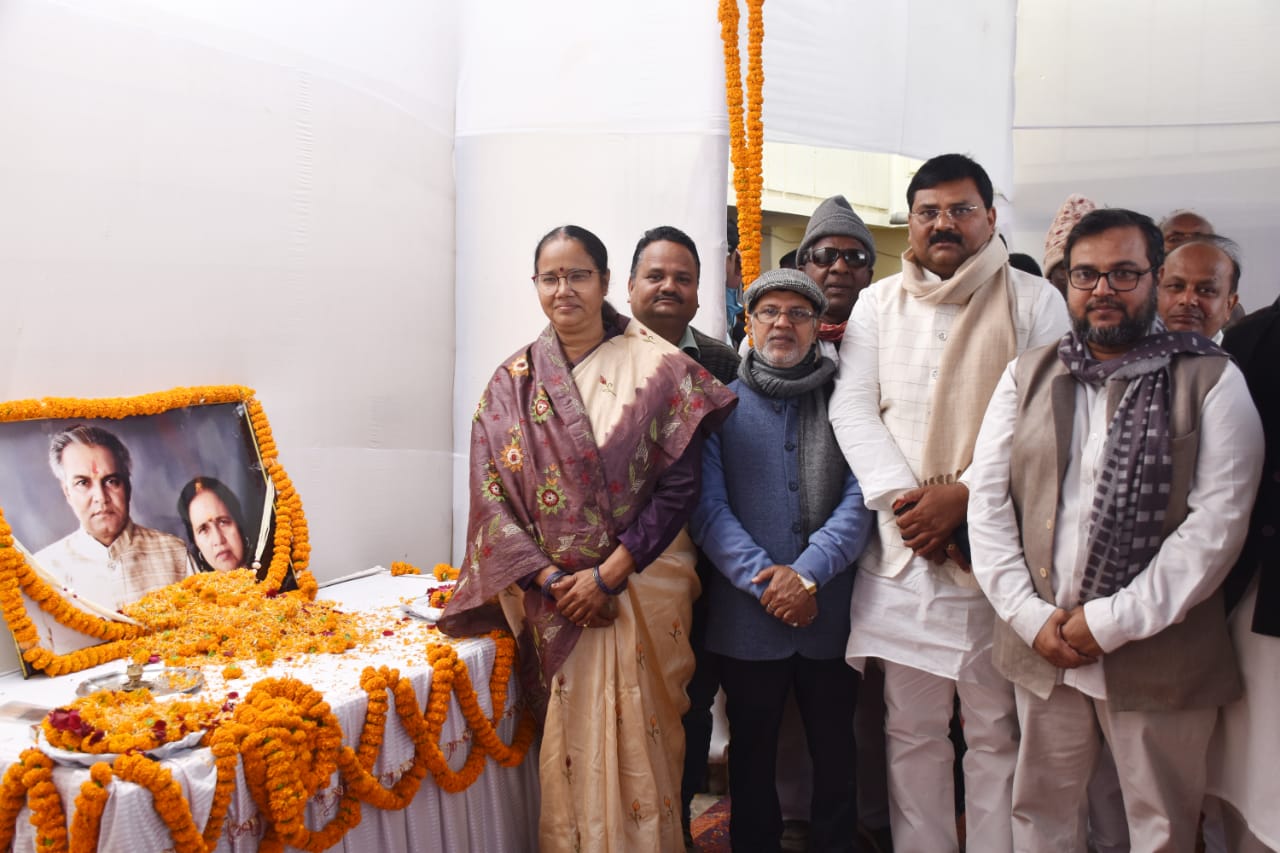 JDU Pradesh Adyaksh Umesh Kushwaha, Former JDU Media Cell President Dr.Amardeep, JDU Zila Adyaksha Guddi Devi and other JDU leaders paying homage to Founder VC & MP Dr.R.K.Yadav Ravi and Dr.Meera Kumari at Chatra Kothi, Madhepura. 