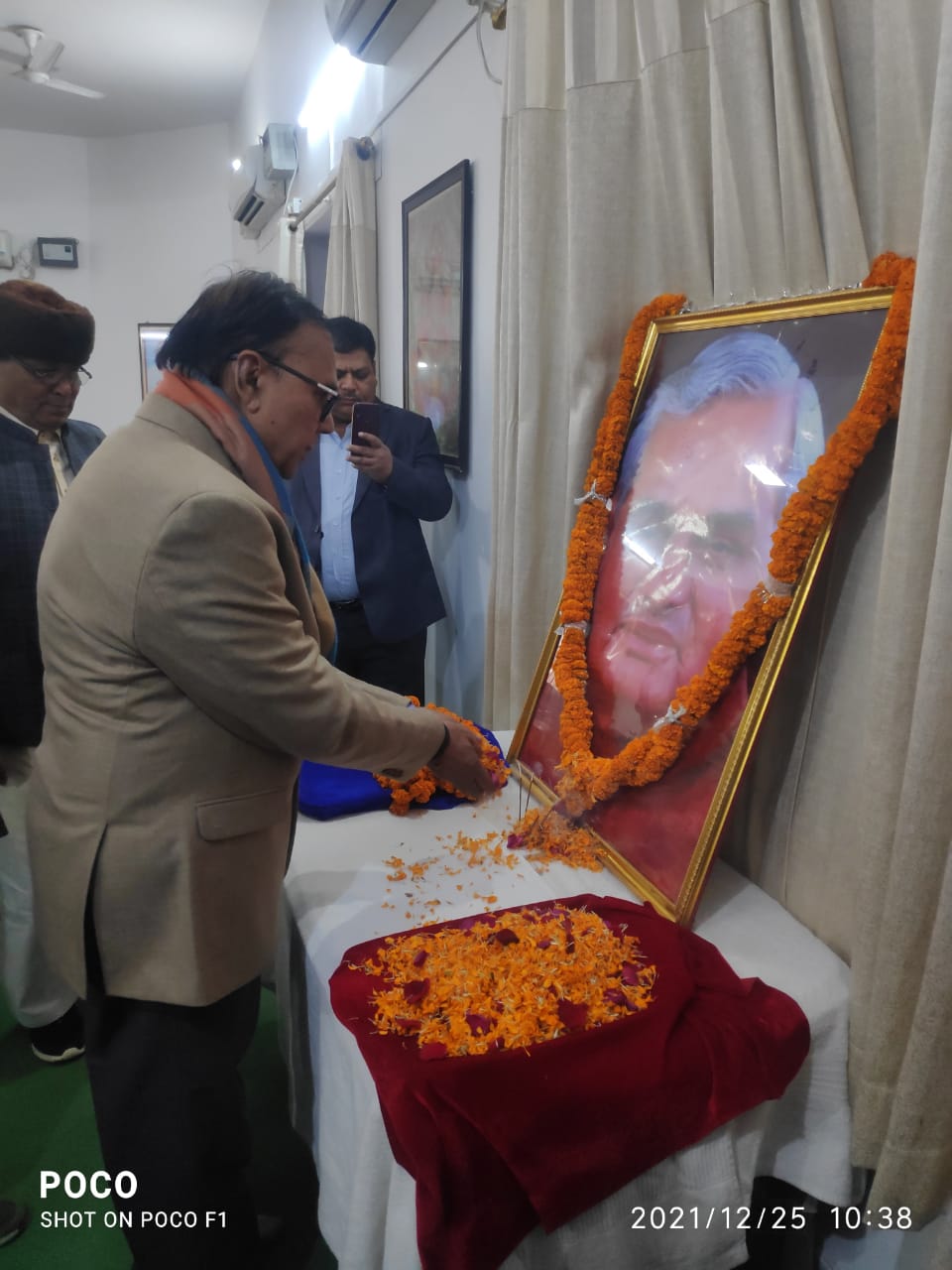 Samajsevi Dr.B.N.Yadav Madhepuri paying tribute to Former PM Atal Bihari Bajpai at Jhallu Babu Sabhagar, Madhepura. 