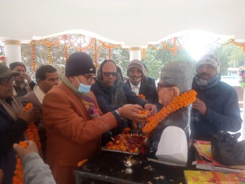 Samajsevi Shikshavid Dr.Bhupendra Narayan Yadav Madhepuri paying homage to Mahavir Babu on the occasion of 96th Birth Anniversary at BNMU North Campus,Madhepura.
