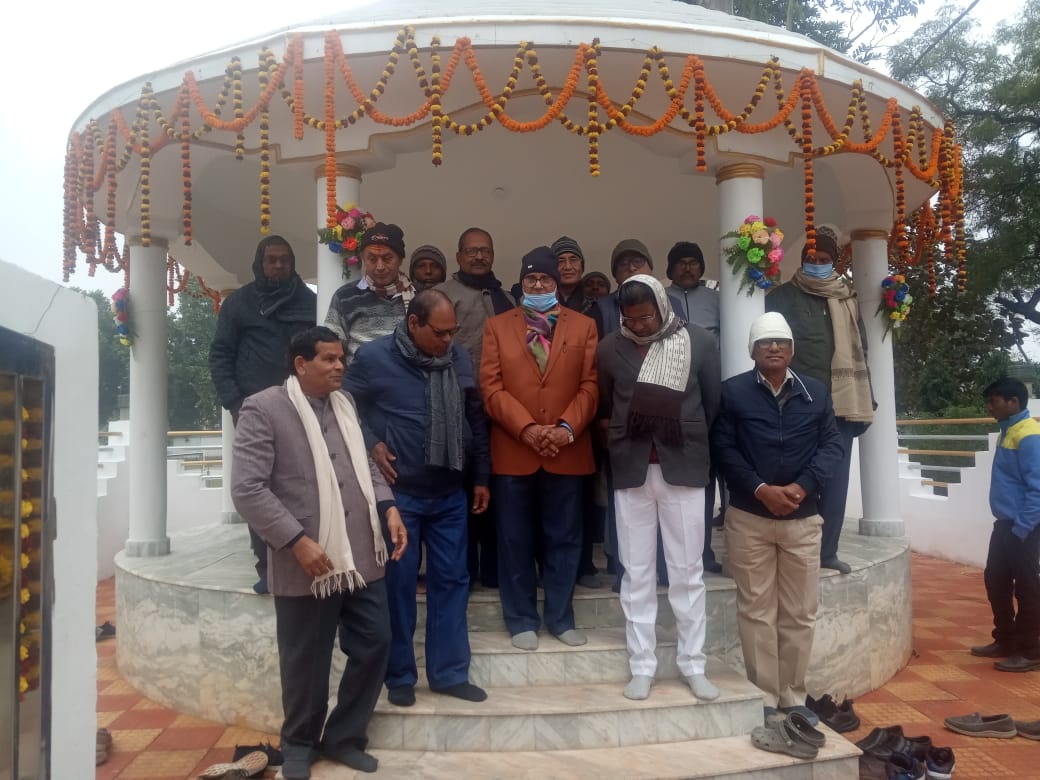 Shikshavid Dr.B N.Yadav Madhepuri along with Senator Dr.Naresh Kumar, Dr.B.N.Viveka, Dr.P.N.Piyush, Dr.Udai Krishna, DSP Manoj Kumar and others at Dr.Mahavir Pratima Sthal, BNMU North Campus.