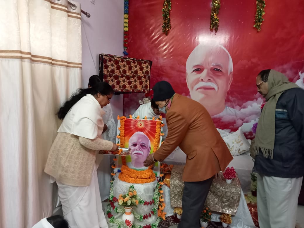 Samajsevi Shikshavid Dr.Bhupendra Narayan Yadav Madhepuri along with Rajyogini Brahmakumari Ranju Didi paying tribute to Praja Pita Brahma Baba on the occasion of 54th Punya tithi.