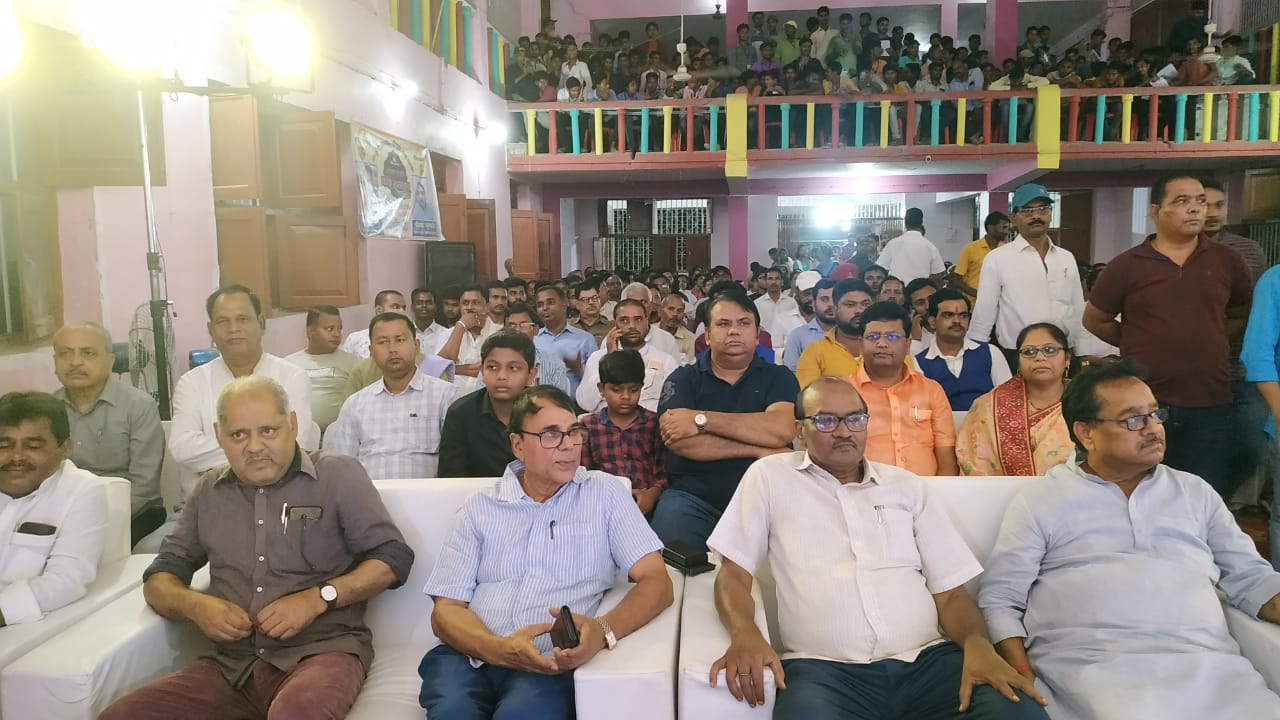 VC Dr.RKP Raman, Shikshavid Dr.Bhupendra Narayan Yadav Madhepuri, Principal Dr.KP Yadav, Registrar Dr.Mihir Kumar Thakur and others enjoying Kavi Sammelan at TP College auditorium. 