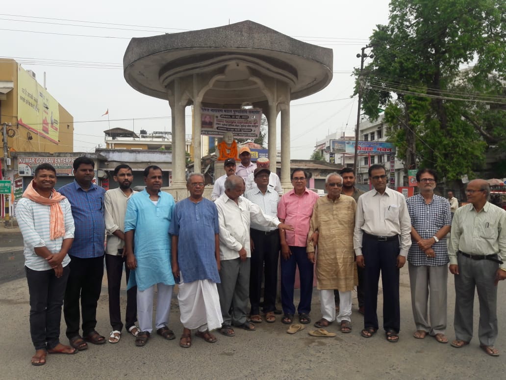 Dr.KK.Mandal along with Dr.Bhupendra Narayan Yadav Madhepuri, Dr.Ashok Kumar, Senator Heera Singh, Prof.Dr.Sachhidanand, Prof.Shachindra, Dr.Alok Kumar, Harshvardhan Singh Rathor, Rahul Yadav and others at Bhupendra Chowk on the occasion of 48th death anniversary of Samajwadi Chintak Bhupendra Narayan Mandal. 