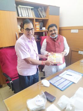 Samajsevi Shikshavid Dr.Bhupendra Narayan Yadav Madhepuri with Minister Dr.Alok Ranjan.