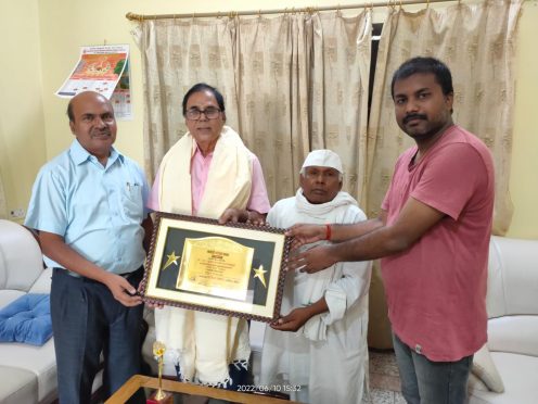 Samajsevi Shikshavid Dr.Bhupendra Narayan Yadav Madhepuri is being honoured by Sarvodaya Samaj Katihar.